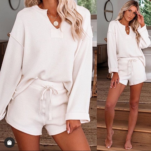 Vici Pants - INVERTED POCKETED KNIT SHORTS - CREAM